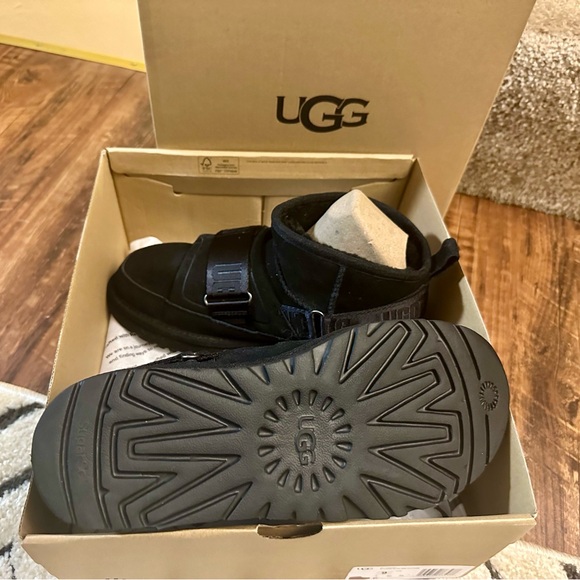 UGG | Classic Ultra Mini Hybrid Boot in Black, size 8 - Picture 6 of 7